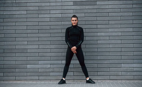 Νεαρό Σπορ Κορίτσι Μαύρο Αθλητικό Ντύσιμο Στέκεται Εξωτερικούς Χώρους Κοντά — Φωτογραφία Αρχείου