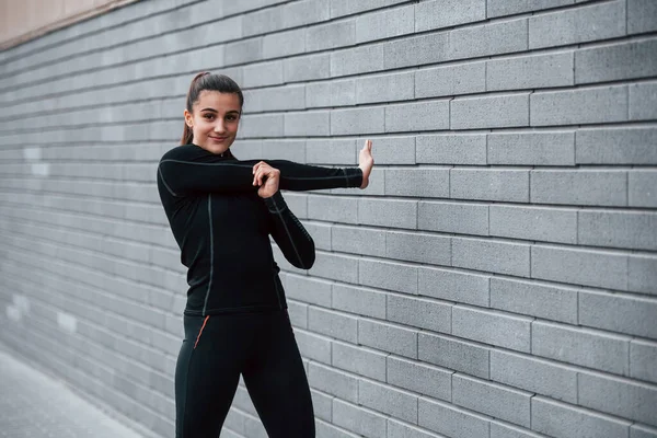 Junge Sportliche Mädchen Schwarzer Sportbekleidung Freien Beim Stretching Der Nähe — Stockfoto