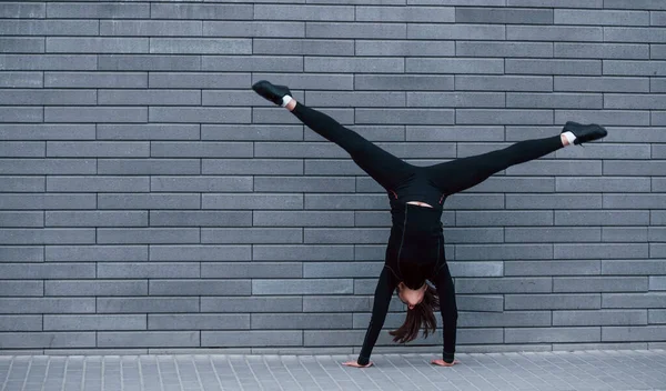 Young Sportive Girl Black Sportswear Doing Hard Handstand Exercises Outdoors — Stok fotoğraf