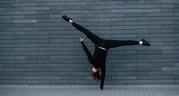 Young Sportive Girl Black Sportswear Doing Hard Handstand Exercises Outdoors — Stok Foto