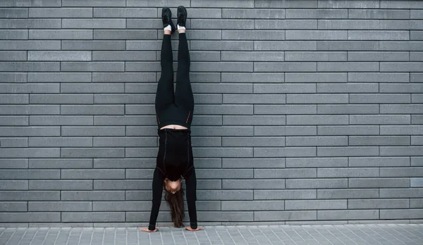 Young Sportive Girl Black Sportswear Doing Hard Handstand Exercises Outdoors — ストック写真