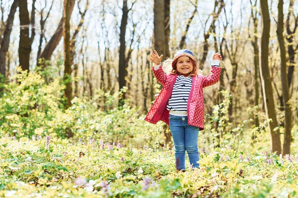 Szczęśliwa Mała Dziewczynka Niebieskim Kapeluszu Spaceruje Wiosennym Lesie Dzień — Zdjęcie stockowe