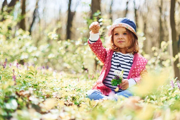 幸せな女の子で青の帽子持っています歩くで春の森の日 — ストック写真