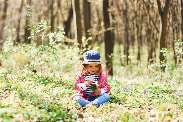 Happy Little Girl Blue Hat Have Walk Spring Forest Daytime — Stock fotografie