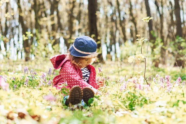 Gelukkig Klein Meisje Met Blauwe Hoed Hebben Lopen Het Voorjaar — Stockfoto