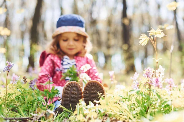 Happy Little Girl Blue Hat Have Walk Spring Forest Daytime — Fotografia de Stock