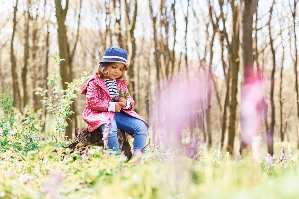 Szczęśliwa Mała Dziewczynka Niebieskim Kapeluszu Spaceruje Wiosennym Lesie Dzień — Zdjęcie stockowe