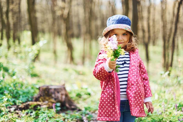 Glückliches Kleines Mädchen Mit Blauem Hut Spazieren Tagsüber Frühlingswald — Stockfoto