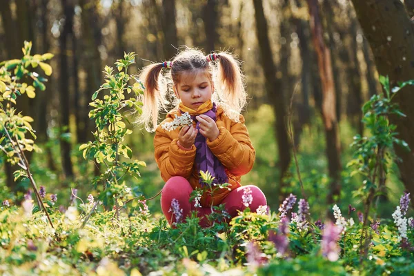Щаслива Маленька Дівчинка Захисній Масці Сидить Весняному Лісі Вдень — стокове фото