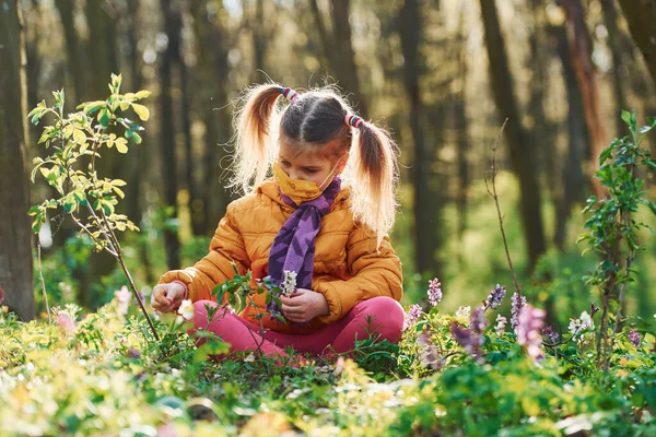 Glückliches Kleines Mädchen Schutzmaske Sitzt Tagsüber Frühlingswald — Stockfoto
