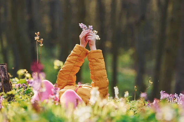 Felice Bambina Abiti Casual Sdraiata Terra Nella Foresta Primaverile Giorno — Foto Stock