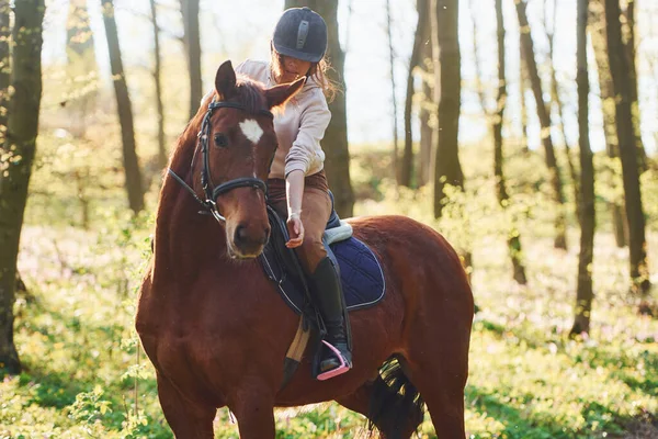 Junge Frau Mit Schutzmütze Und Pferd Bei Sonnigem Tag Wald — Stockfoto