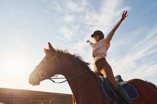 Jovem Mulher Chapéu Protetor Com Seu Cavalo Campo Agrícola Durante — Fotografia de Stock