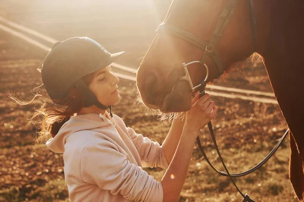 Schöner Sonnenschein Junge Frau Steht Tagsüber Mit Pferd Auf Acker — Stockfoto