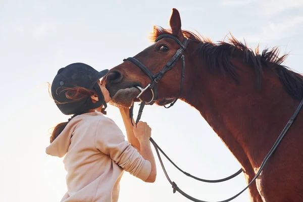 Junge Frau Steht Sonnigen Tag Mit Ihrem Pferd Auf Einem — Stockfoto