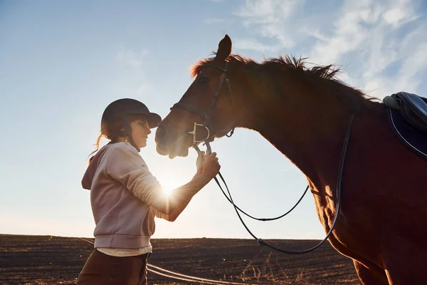 Young Woman Standing Her Horse Agriculture Field Sunny Daytime — Stock Fotó