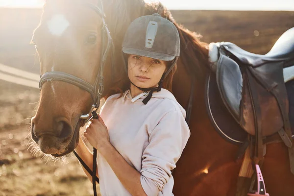 Schöner Sonnenschein Junge Frau Steht Tagsüber Mit Pferd Auf Acker — Stockfoto