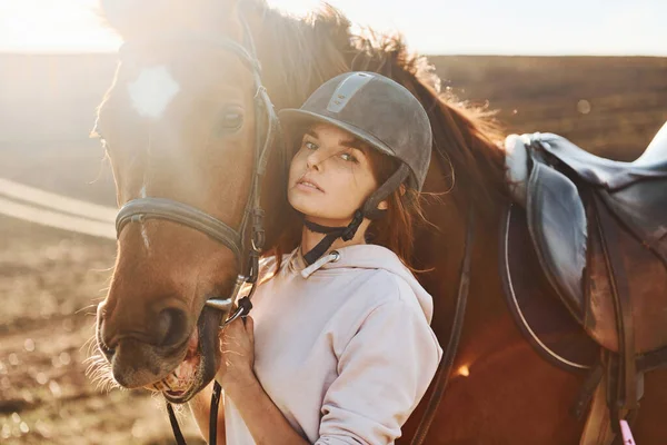 Schöner Sonnenschein Junge Frau Steht Tagsüber Mit Pferd Auf Acker — Stockfoto
