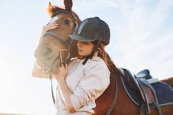 Beautiful Sunshine Young Woman Standing Her Horse Agriculture Field Daytime —  Fotos de Stock