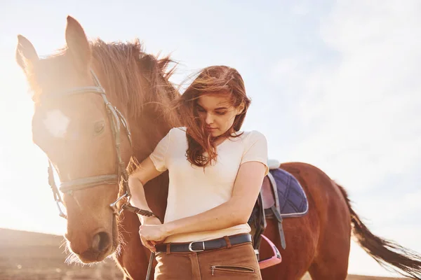 Schöner Sonnenschein Junge Frau Steht Tagsüber Mit Pferd Auf Acker — Stockfoto