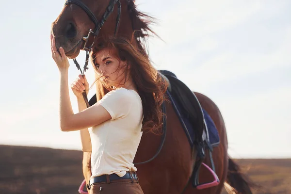 Beautiful Sunshine Young Woman Standing Her Horse Agriculture Field Daytime —  Fotos de Stock