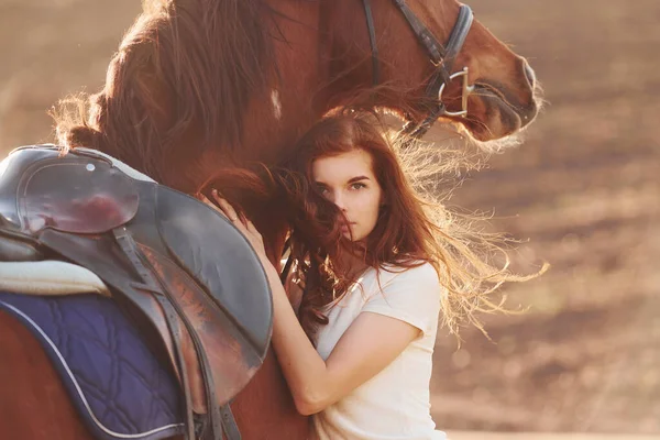 Jovem Mulher Abraçando Seu Cavalo Campo Agrícola Durante Dia Ensolarado — Fotografia de Stock