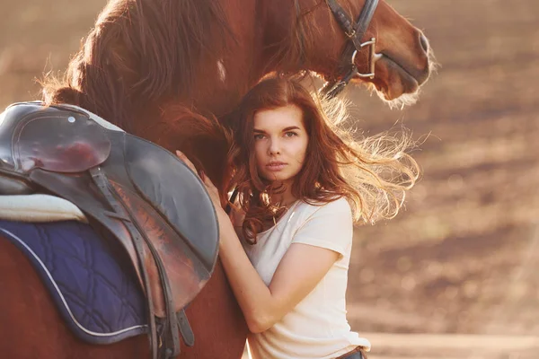 Young Woman Embracing Her Horse Agriculture Field Sunny Daytime — Stock Photo, Image