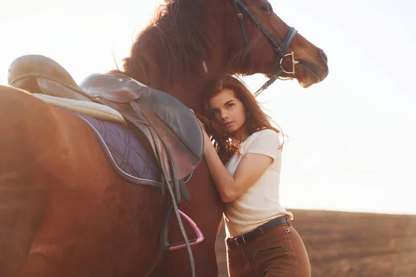 Young Woman Embracing Her Horse Agriculture Field Sunny Daytime —  Fotos de Stock