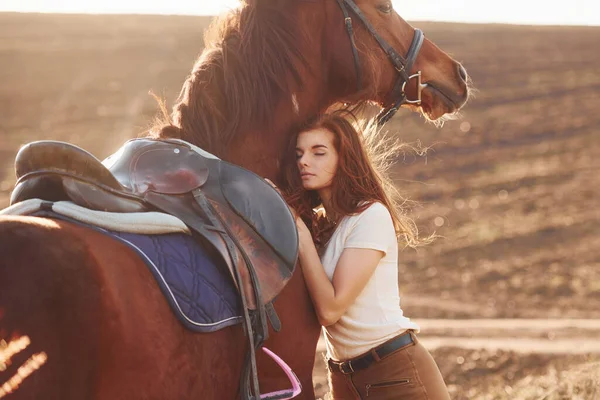 Young Woman Embracing Her Horse Agriculture Field Sunny Daytime —  Fotos de Stock