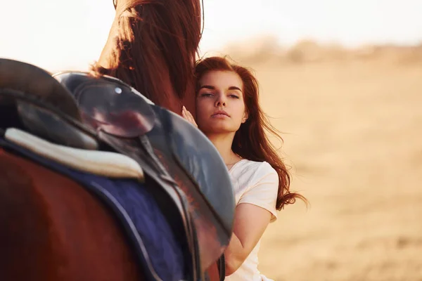 Νεαρή Γυναίκα Αγκαλιάζει Άλογό Της Στον Αγροτικό Τομέα Την Ηλιόλουστη — Φωτογραφία Αρχείου