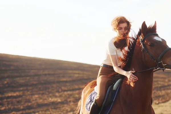 Jovem Mulher Chapéu Protetor Com Seu Cavalo Campo Agrícola Durante — Fotografia de Stock