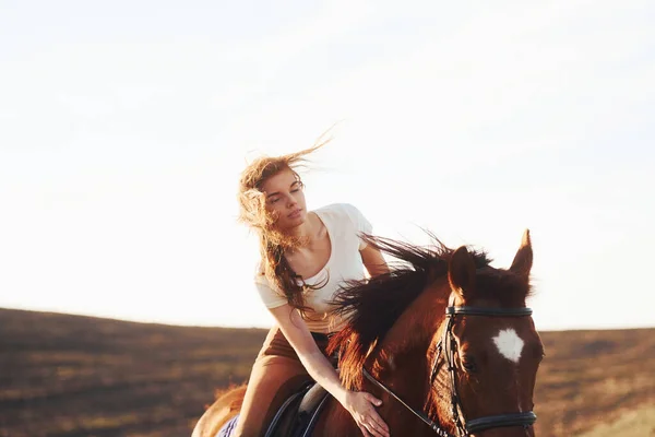 Mujer Joven Sombrero Protector Con Caballo Campo Agricultura Día Soleado —  Fotos de Stock