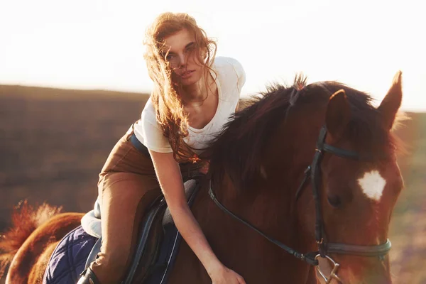 Mujer Joven Sombrero Protector Con Caballo Campo Agricultura Día Soleado —  Fotos de Stock