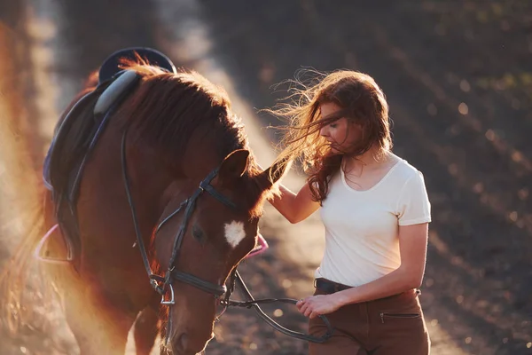 Mujer Joven Sombrero Protector Caminando Con Caballo Campo Agricultura Día —  Fotos de Stock