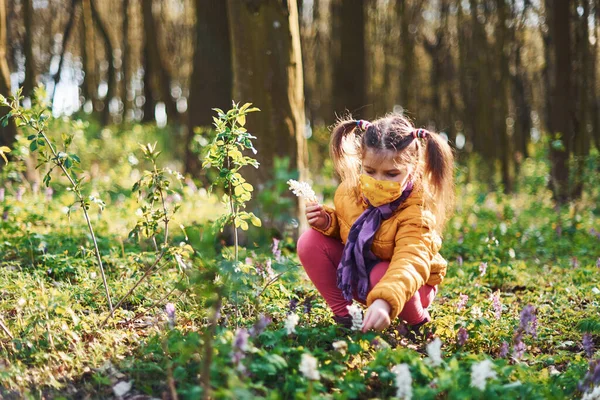 Szczęśliwa Dziewczynka Masce Ochronnej Spaceruje Wiosennym Lesie Dzień — Zdjęcie stockowe