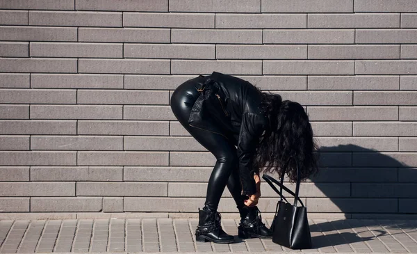 Krásná Bruneta Kudrnatými Vlasy Černém Oblečení Mají Chodit Venku Blízkosti — Stock fotografie