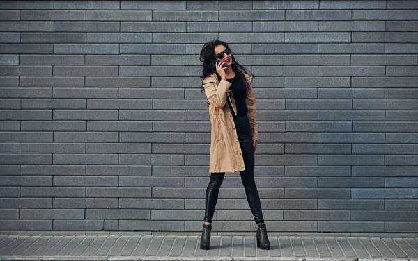 Beautiful Brunette Curly Hair Black Clothes Talking Phone Outdoors Wall — Stockfoto