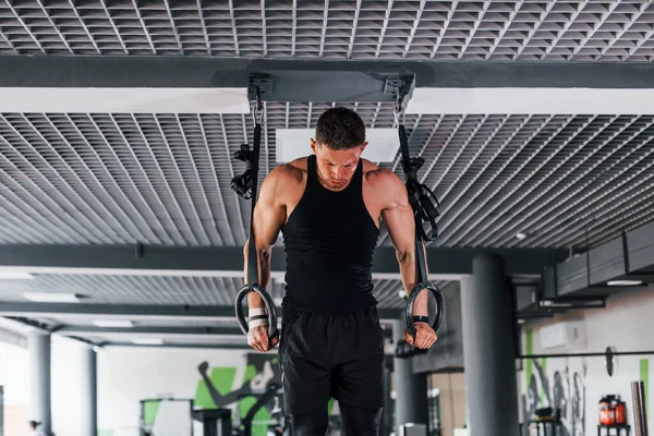 Yüzükler Üzerinde Egzersiz Siyah Elbiseli Genç Sporcu Güçlü Adam Spor — Stok fotoğraf