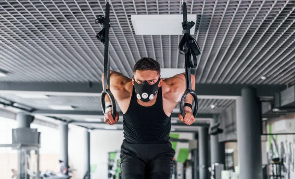 Exercising Rings Young Sportive Strong Man Black Wear Mask Have — Stock Photo, Image