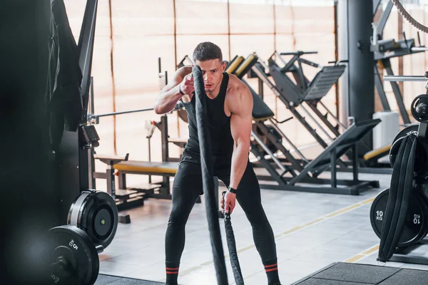 Düğümlerle Egzersiz Yapmak Siyah Elbiseli Genç Sporcu Güçlü Adam Spor — Stok fotoğraf