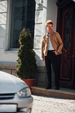 Arabasına doğru yürüdü. Şehrin dışında şık kıyafetler içinde zarif bir genç adam..