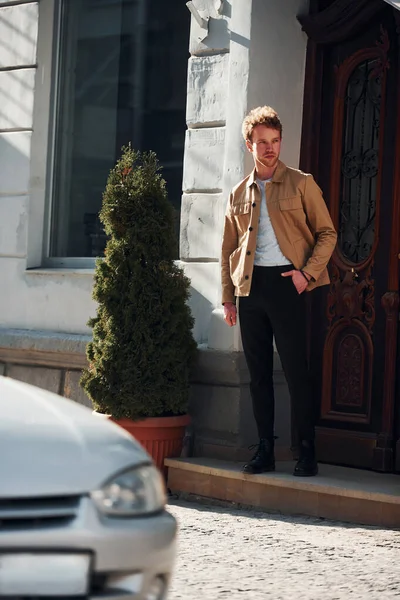 Arabasına doğru yürüdü. Şehrin dışında şık kıyafetler içinde zarif bir genç adam..