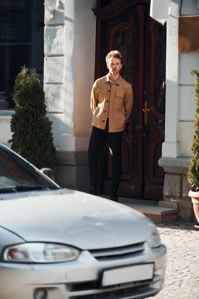 Arabasına doğru yürüdü. Şehrin dışında şık kıyafetler içinde zarif bir genç adam..