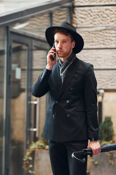Praten Telefoon Elegante Jongeman Met Zwarte Hoed Kleding Met Paraplu — Stockfoto