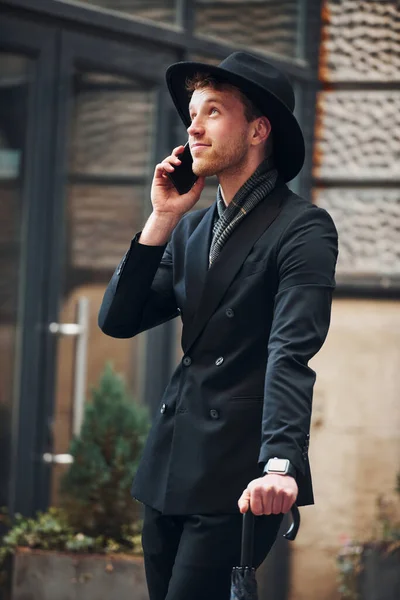 Jag Pratar Telefon Elegant Ung Man Svart Hatt Och Kläder — Stockfoto
