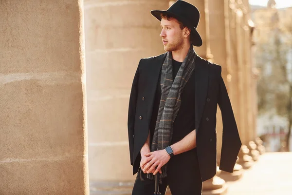 Elegante Joven Sombrero Negro Ropa Con Paraguas Las Manos Aire —  Fotos de Stock