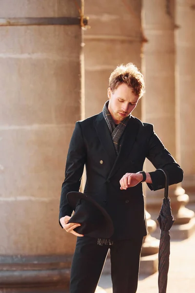 Elegante Joven Ropa Formal Con Clase Aire Libre Ciudad —  Fotos de Stock