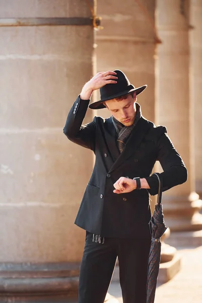 Elegant Young Man Black Hat Clothes Umbrella Hands Outdoors City — Stockfoto
