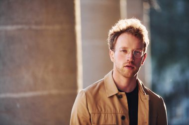 Şehrin dışında şık kıyafetler içinde zarif bir genç adam..