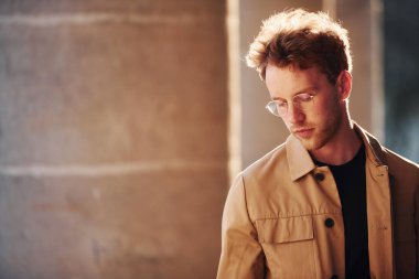 Şehrin dışında şık kıyafetler içinde zarif bir genç adam..